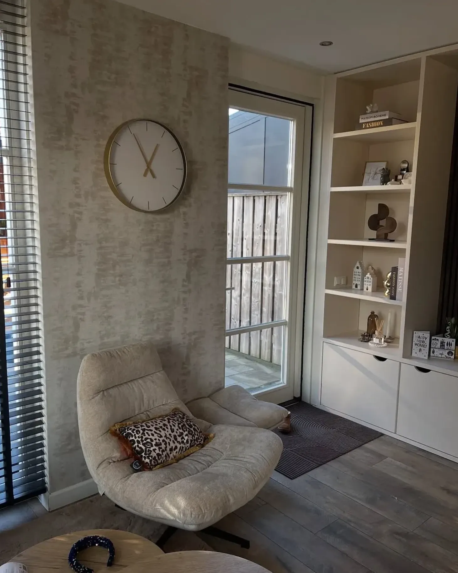Dreje stol TOVIK med fodskammel Chenille Lys Beige