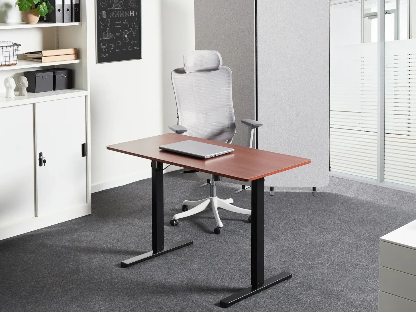 Elektrisk justerbart hæve sænkebord TAVARES Brun/sort 120 cm 60 cm