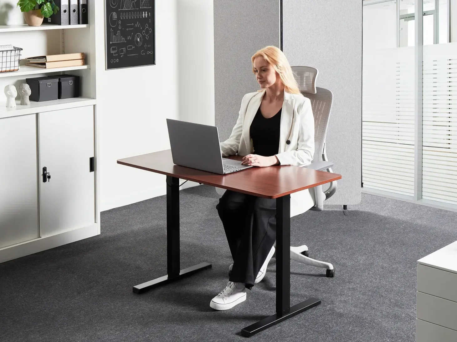 Elektrisk justerbart hæve sænkebord TAVARES Brun/sort 120 cm 60 cm