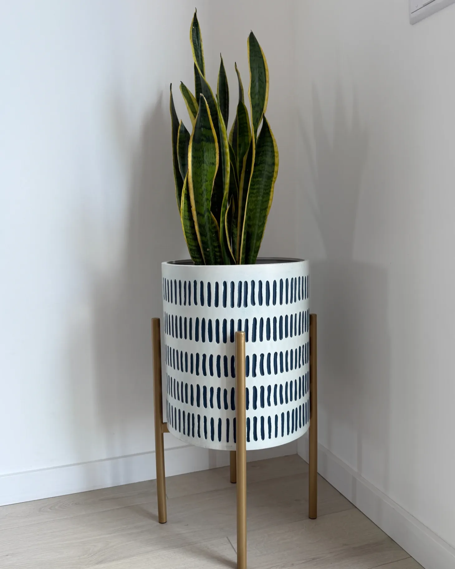 Forhøjet plantekrukke NEMOROSA Metal 31 cm Hvid