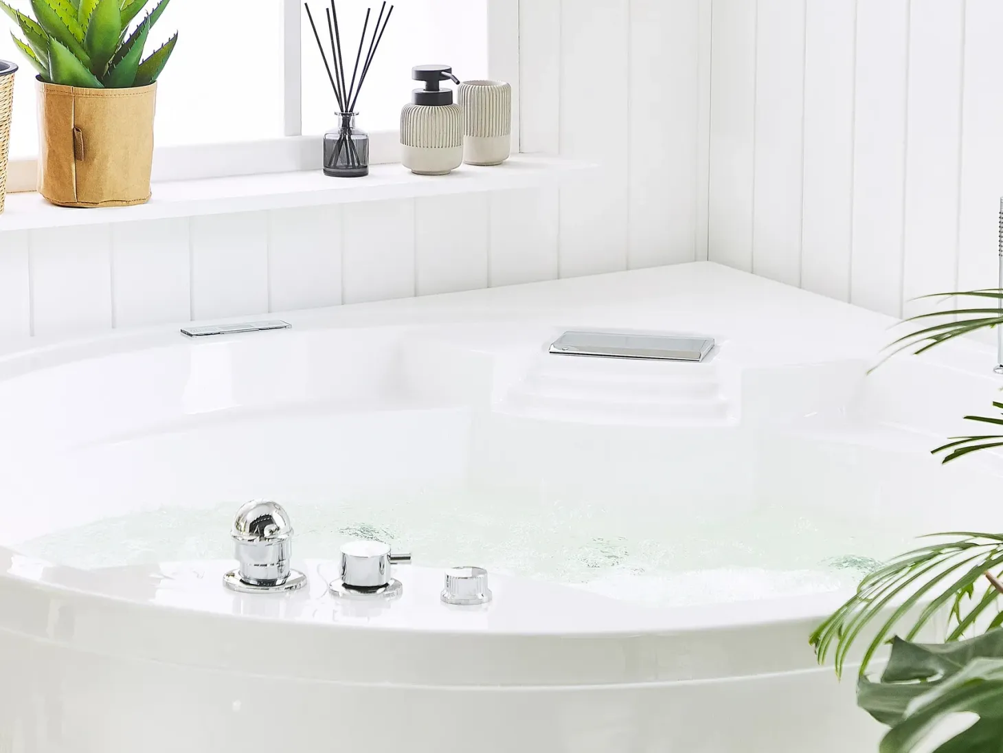 Hjørne-boblebad med LED MILANO Med indbygget Bluetooth-højttaler 181 x 150 cm Hvid