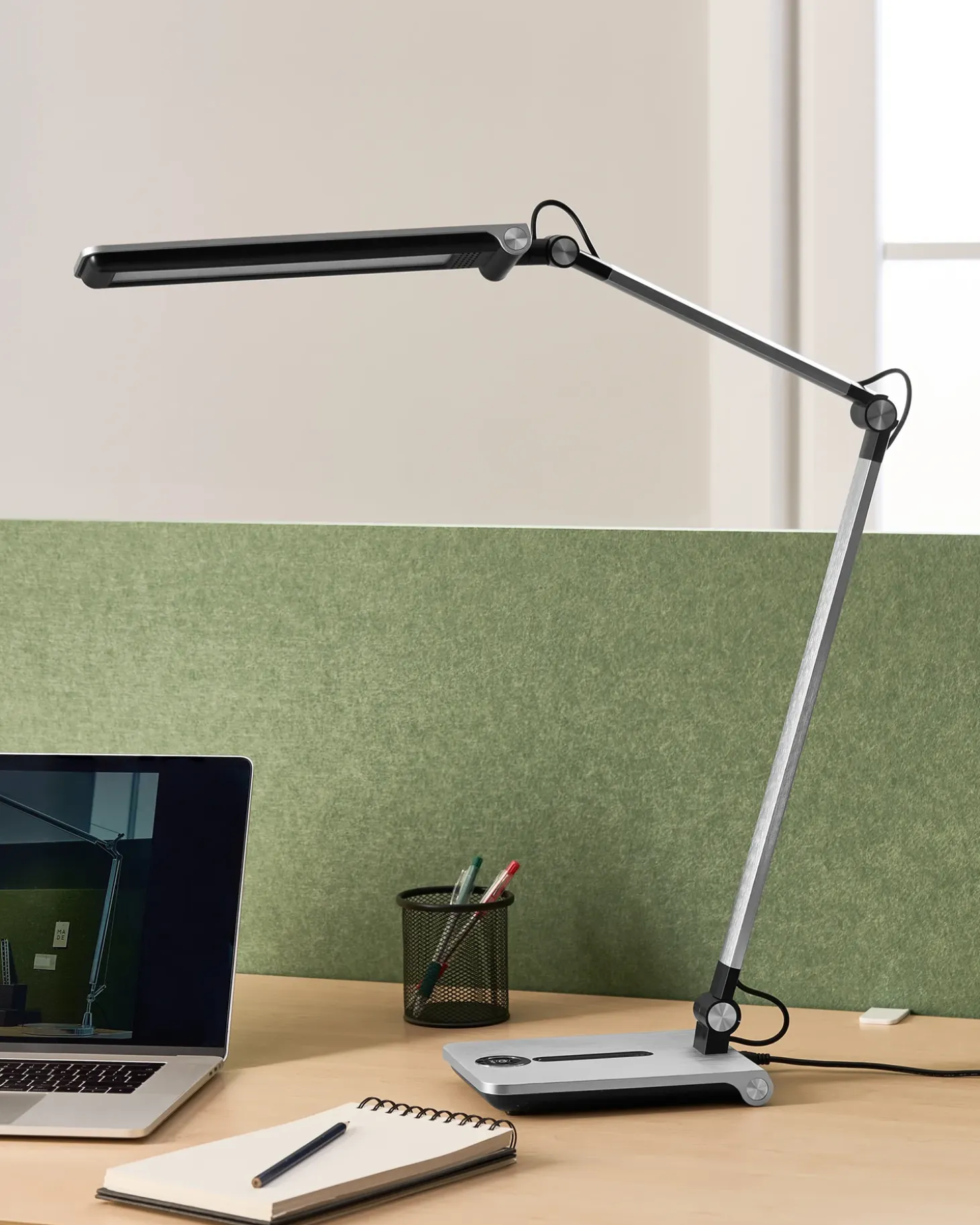LED skrivebordslampe AQUILA Med dæmpning Sølv
