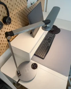 LED skrivebordslampe CAROY Med trådløs oplader Grå