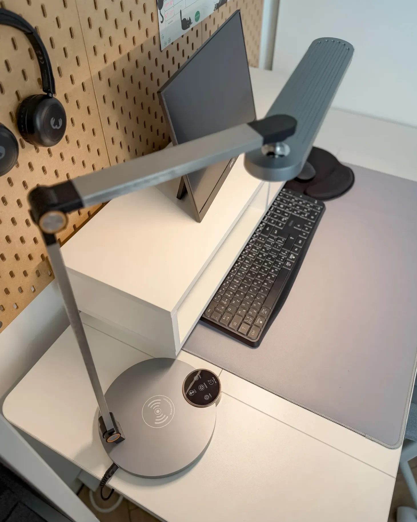 LED skrivebordslampe CAROY Med trådløs oplader Grå