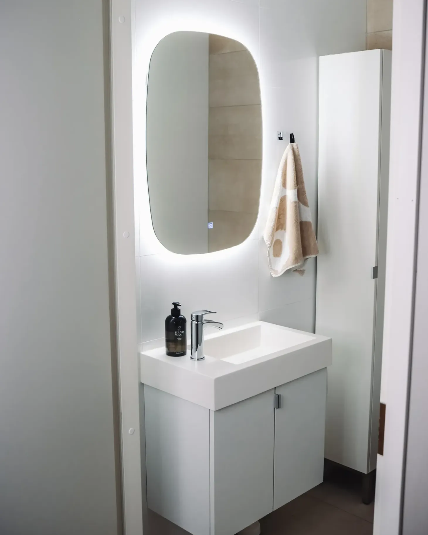 LED-badeværelsesspejl BERGERAC 58 cm 78 cm Sølv