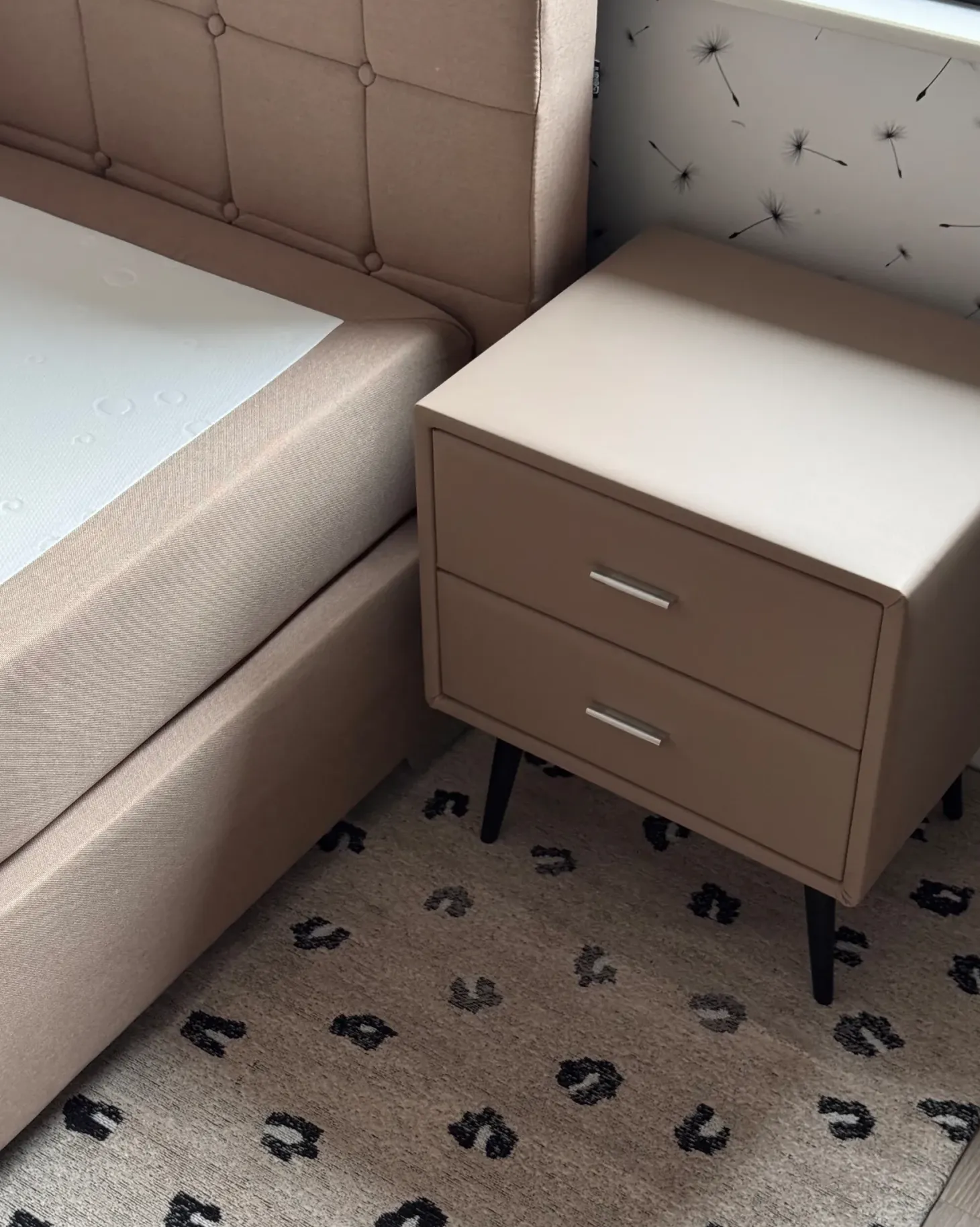 Natbord med 2 skuffer ESSONNE Kunstlæder Beige