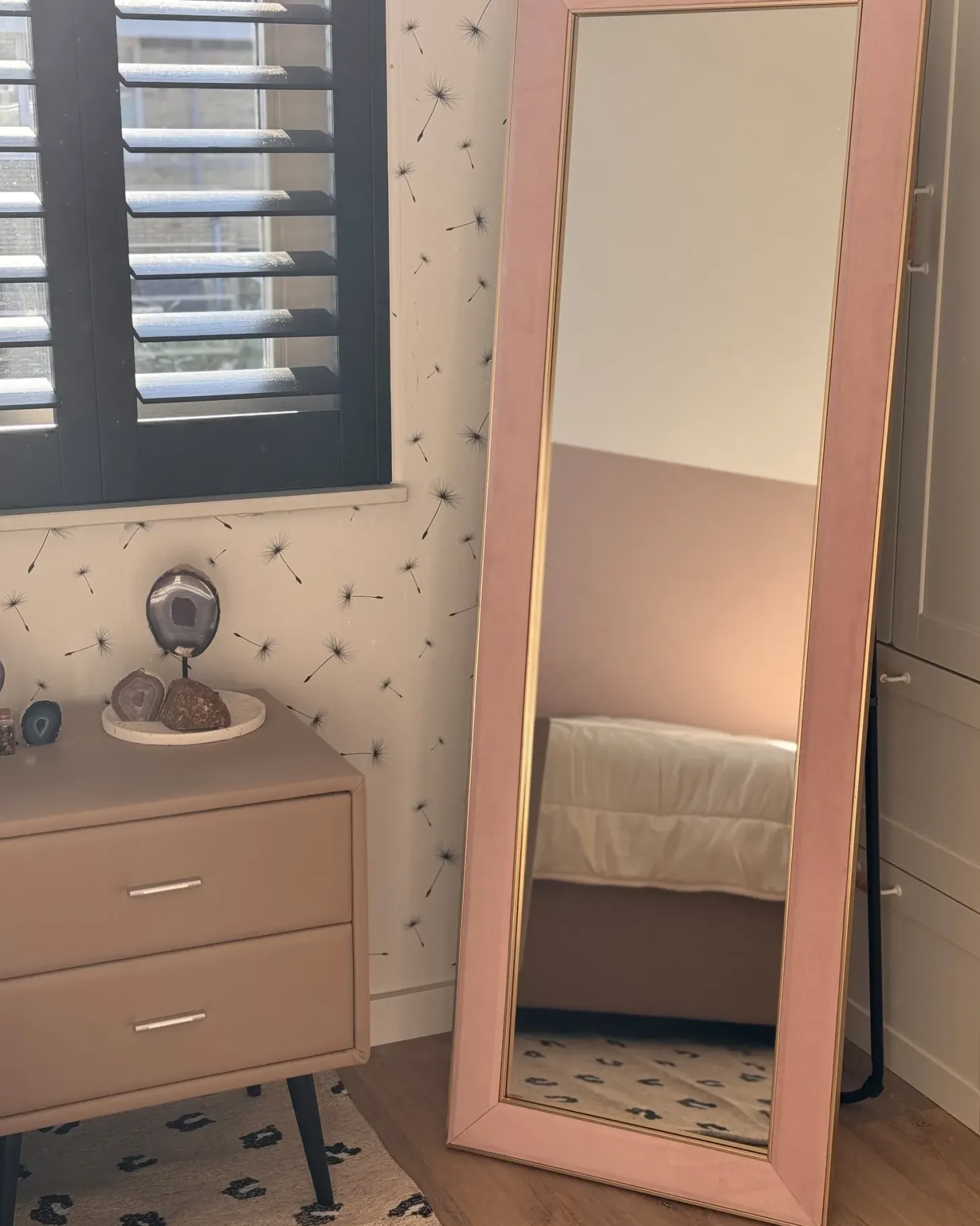 Natbord med 2 skuffer ESSONNE Kunstlæder Beige