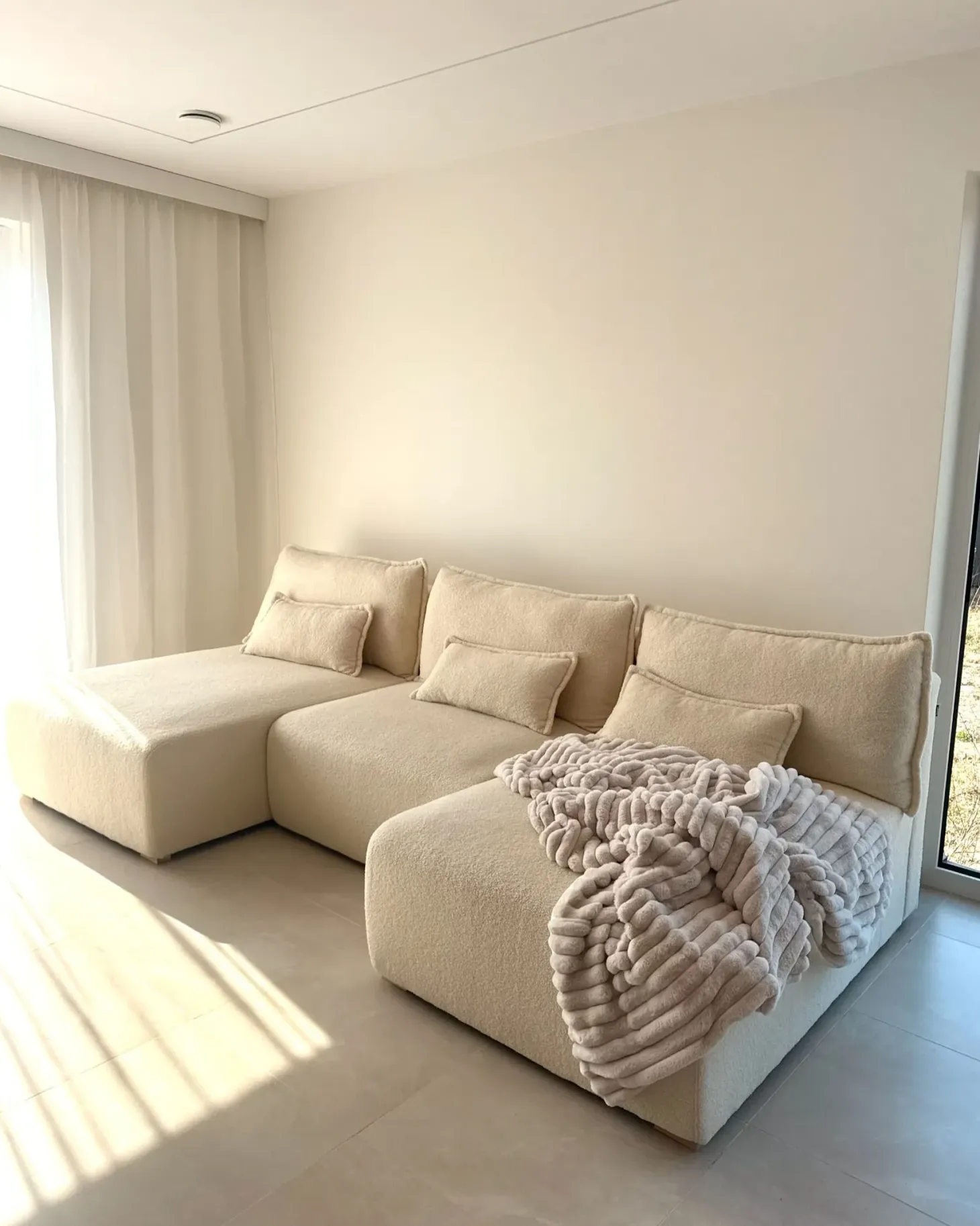 NERBO U-formet modulsofa Cremehvid Boucle