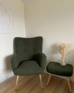 Øreklapstol VEJLE med fodskammel Boucle Mørkegrøn