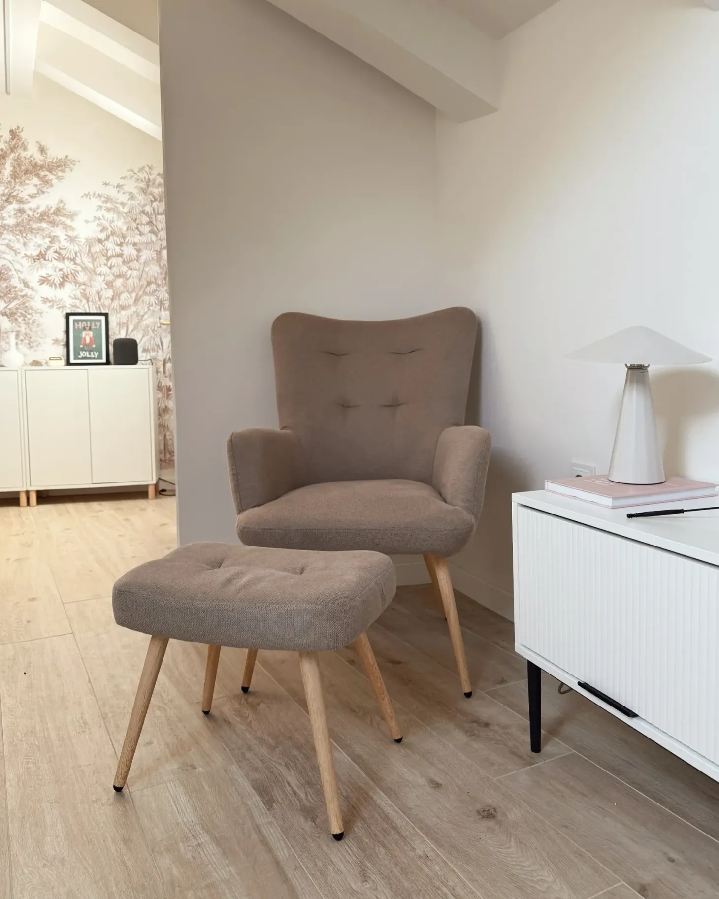 Øreklapstol VEJLE med fodskammel Beige