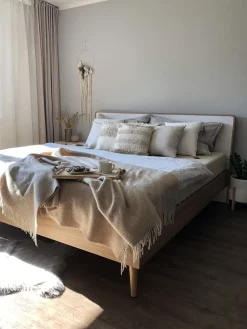 Seng med LED SERRIS 180 x 200 cm Lysebrun