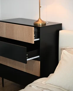 4 skuffers kommode BLYTHE Naturlig ask Sort