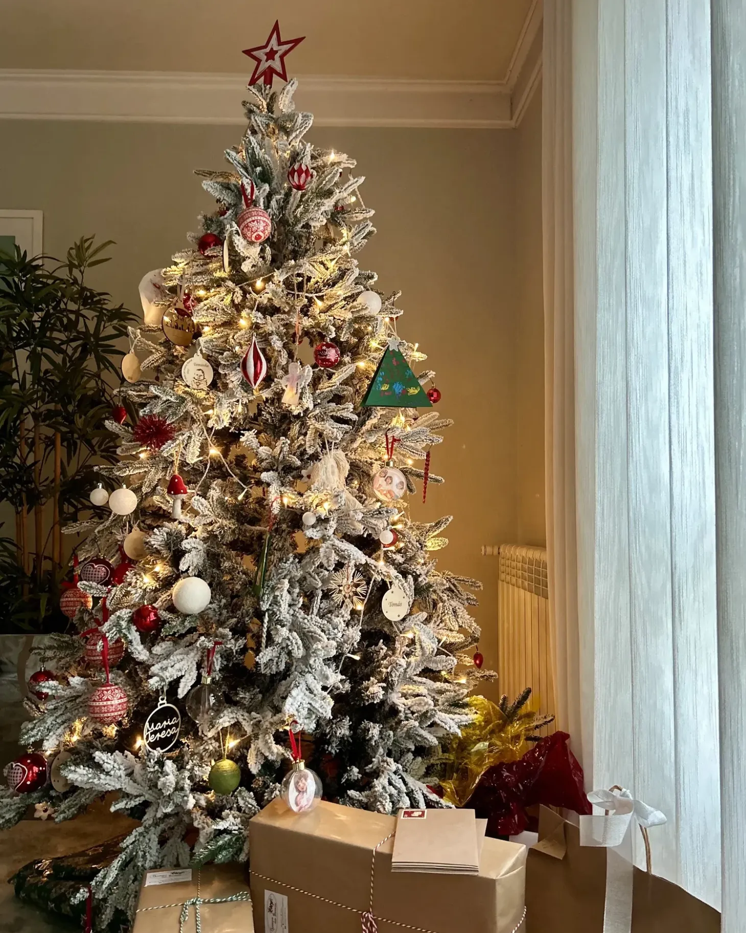 Sneklædt juletræ BASSIE 210 cm Hvid