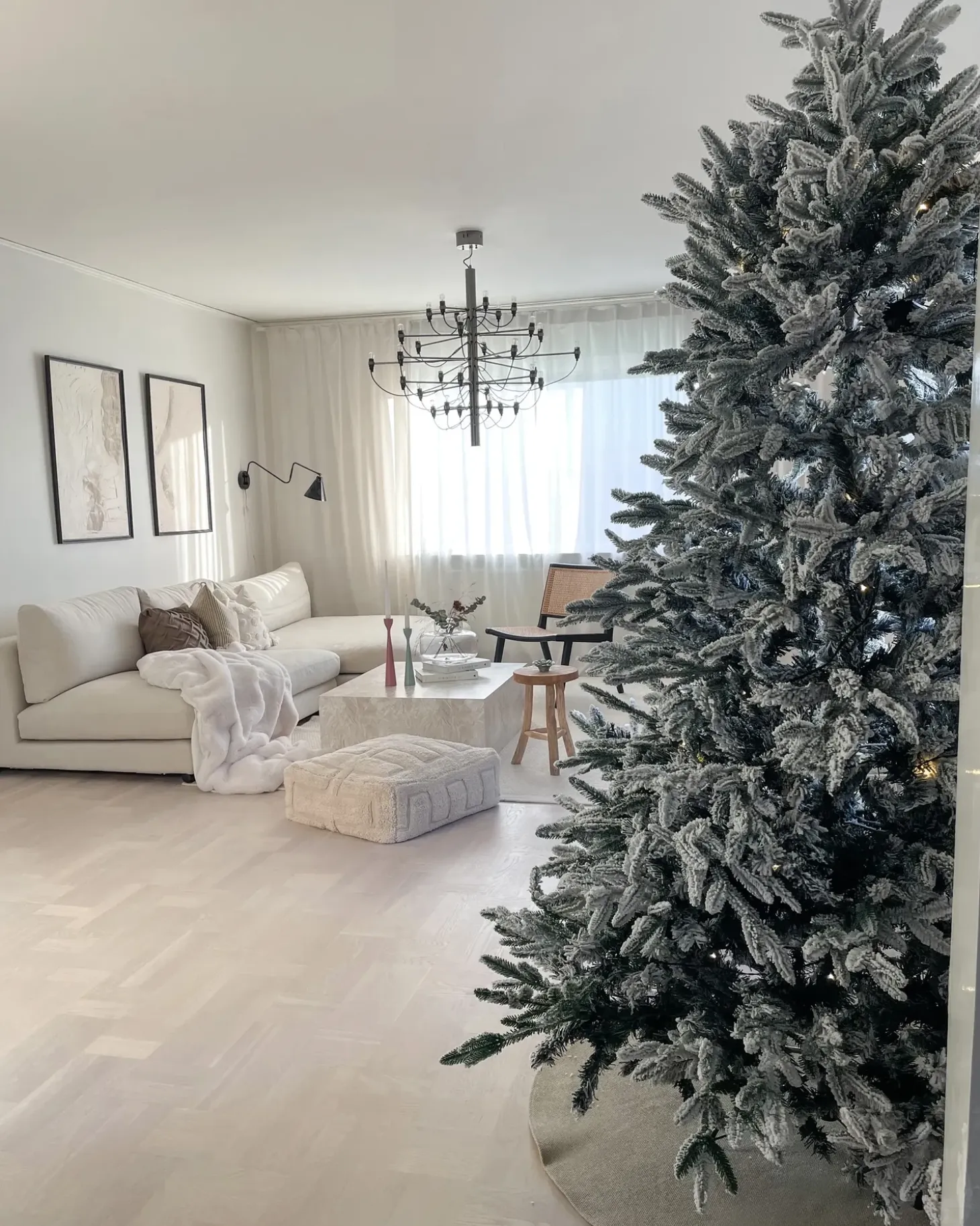 Sneklædt juletræ BASSIE 210 cm Hvid