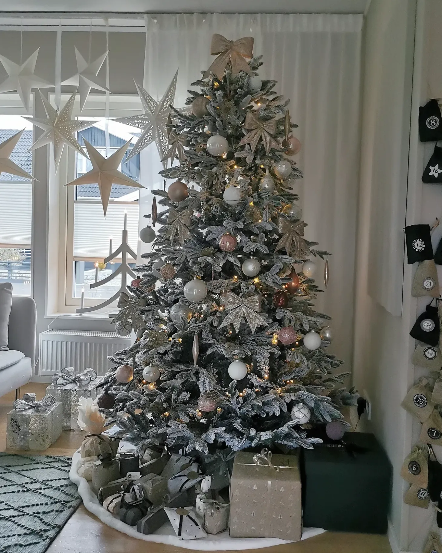 Sneklædt juletræ BASSIE 210 cm Hvid