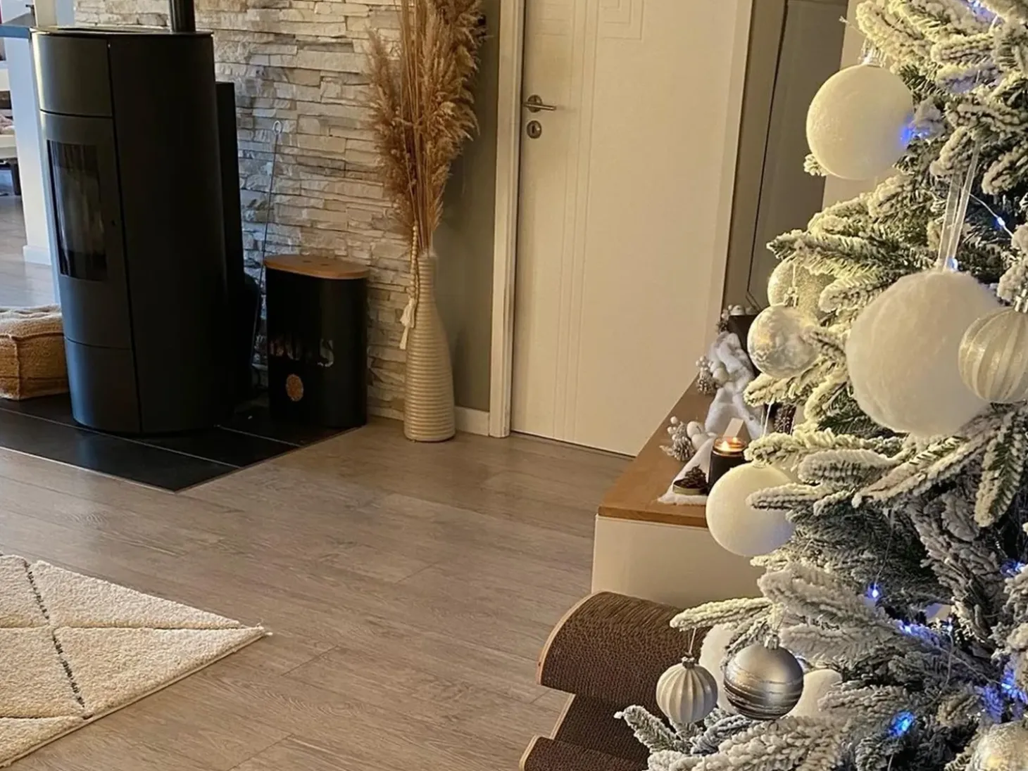 Sneklædt juletræ BASSIE 210 cm Hvid
