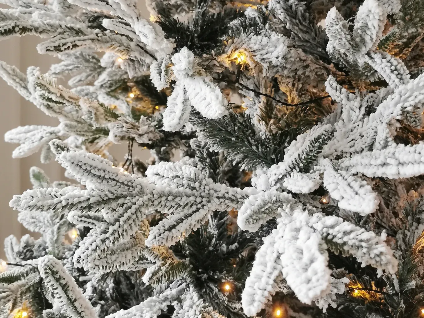 Sneklædt juletræ BASSIE 210 cm Hvid