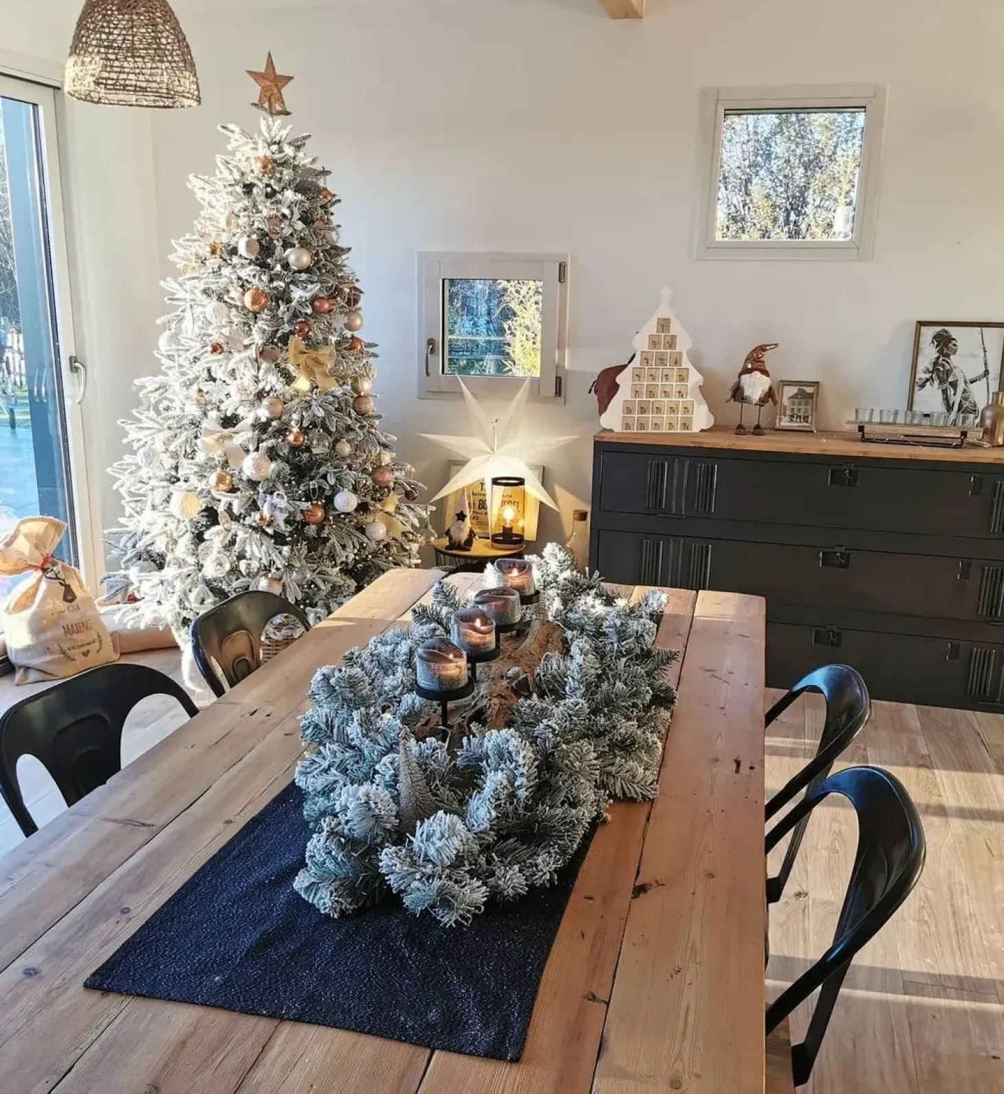 Sneklædt juletræ BASSIE 210 cm Hvid