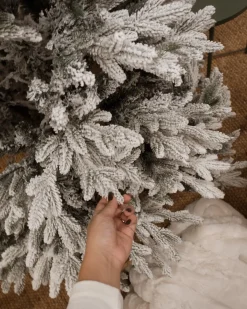 Sneklædt juletræ FORAKER 180 cm Hvid