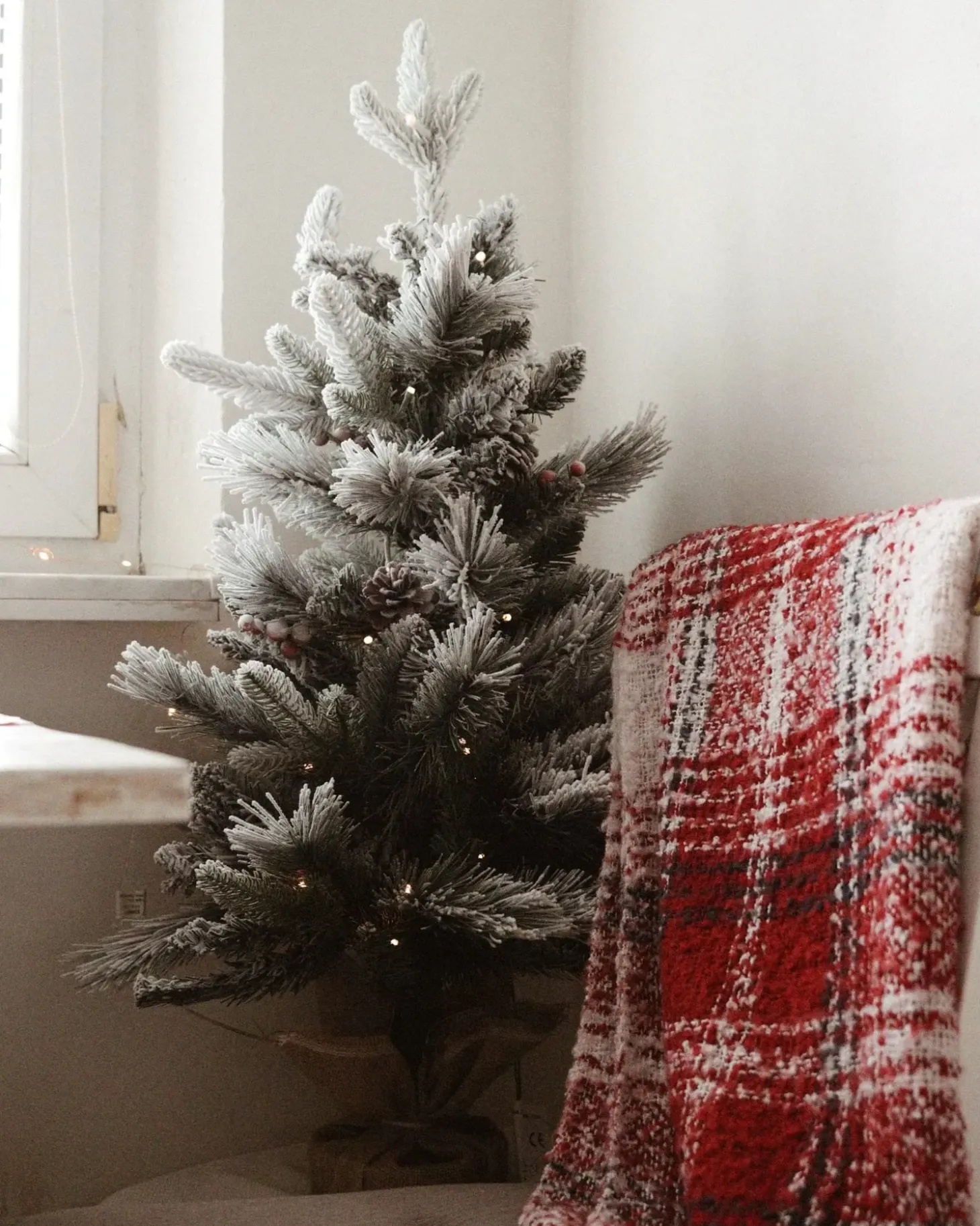 Sneklædt juletræ LED MALIGNE 90 cm Hvid