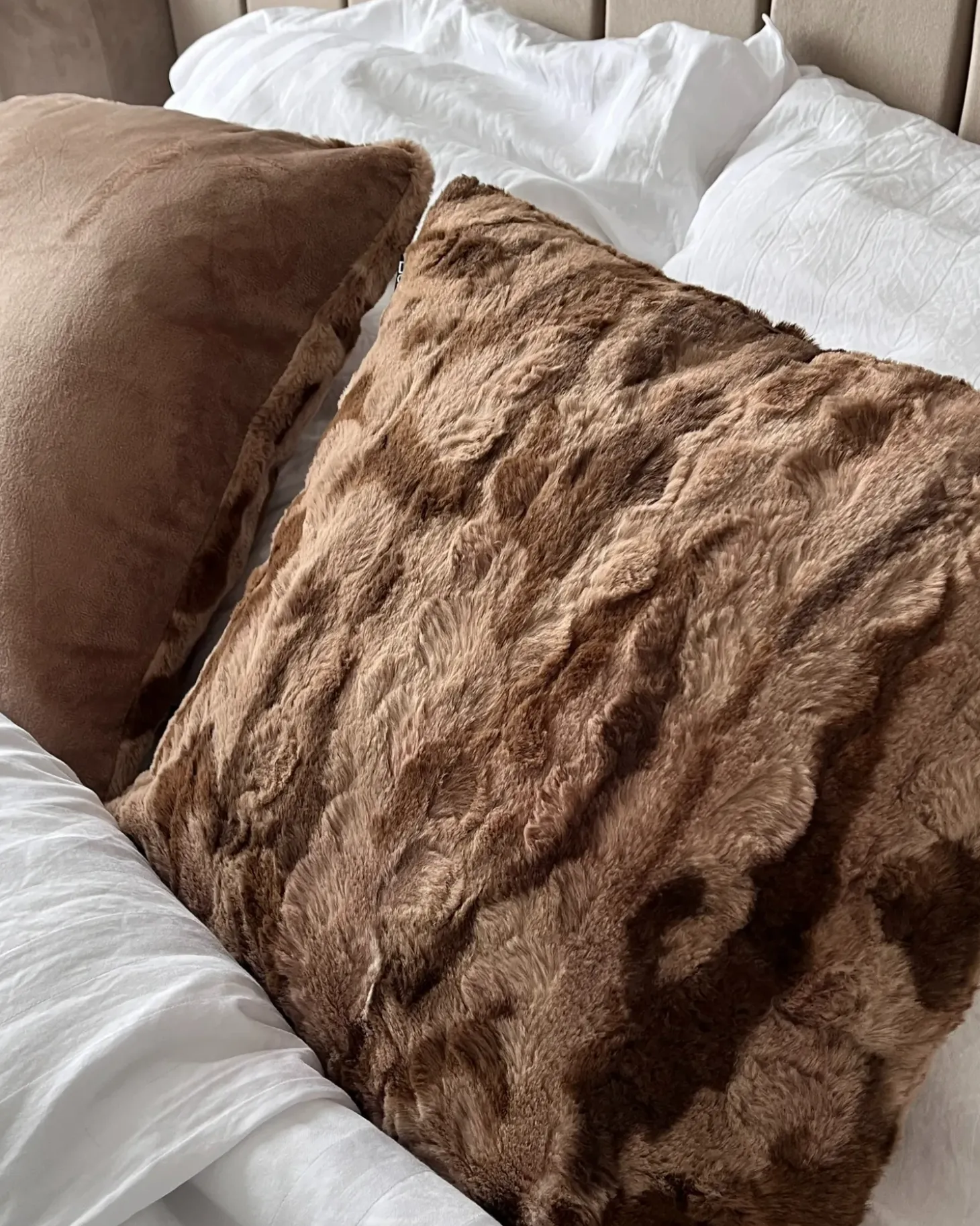 Sæt af 2 pyntepuder BAKIRA Kunstig pels 45 x 45 cm Brun Abstraktmønster
