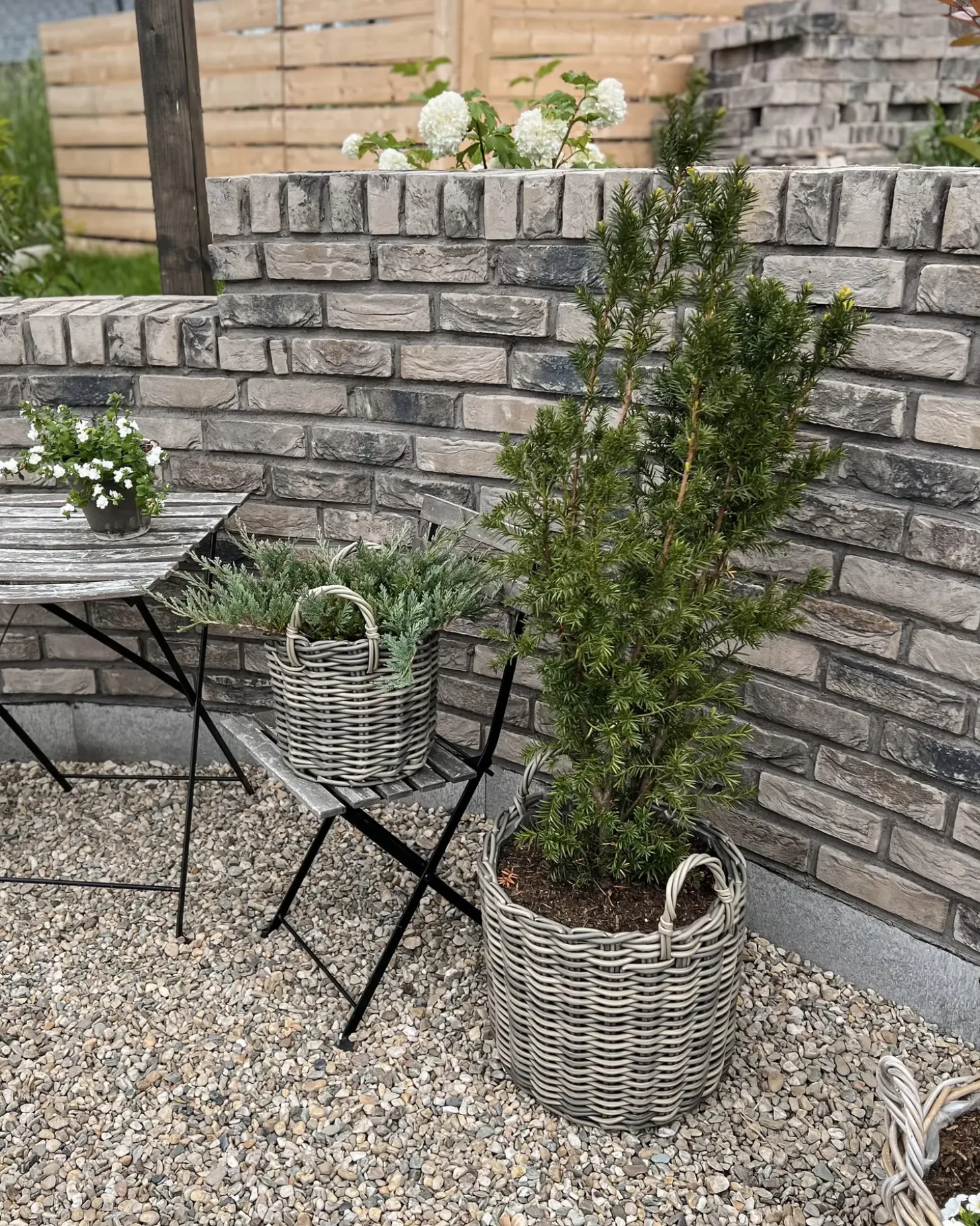 Sæt af 3 flet kurve til planter NIKITI 29/35/40 cm Brungrå PE-rattan