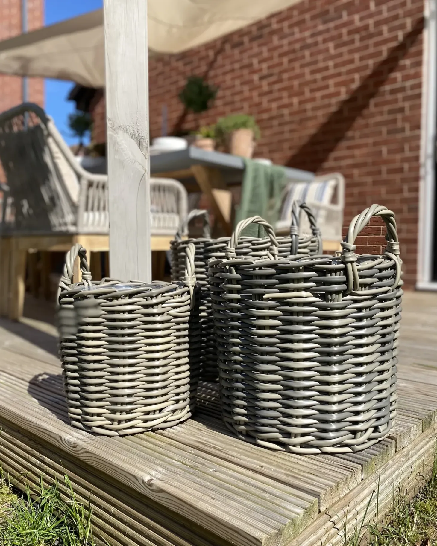 Sæt af 3 flet kurve til planter NIKITI 29/35/40 cm Brungrå PE-rattan