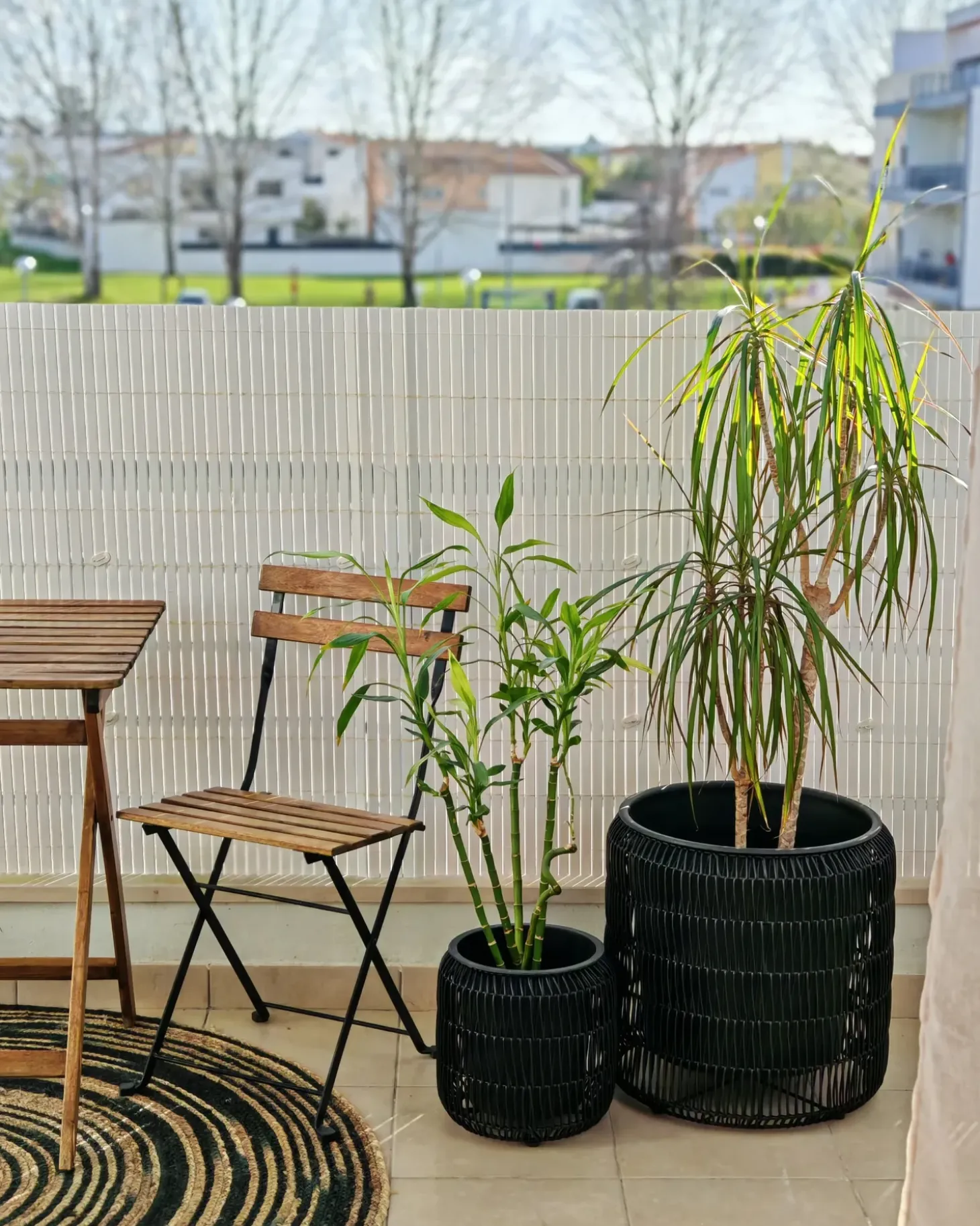 Sæt med 2 plantekrukker BRODIEA PE-rattan 26/45 cm Sort