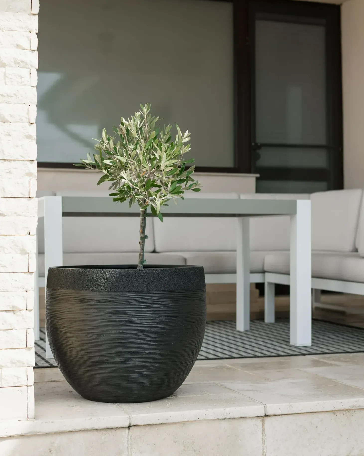 Urtepotte ZAKROS 50 cm Sort