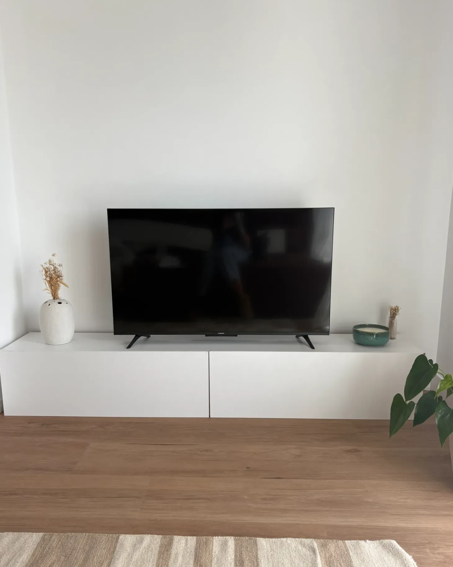 Vægmonteret tv-bord GLADSTONE Hvid